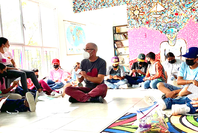 Steve Przymus works with students in Guanajuato